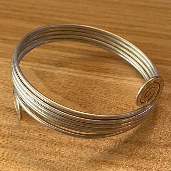 Three fun silver cuff bracelets – lapis, scrolls & white agate - Picture 8 of 14